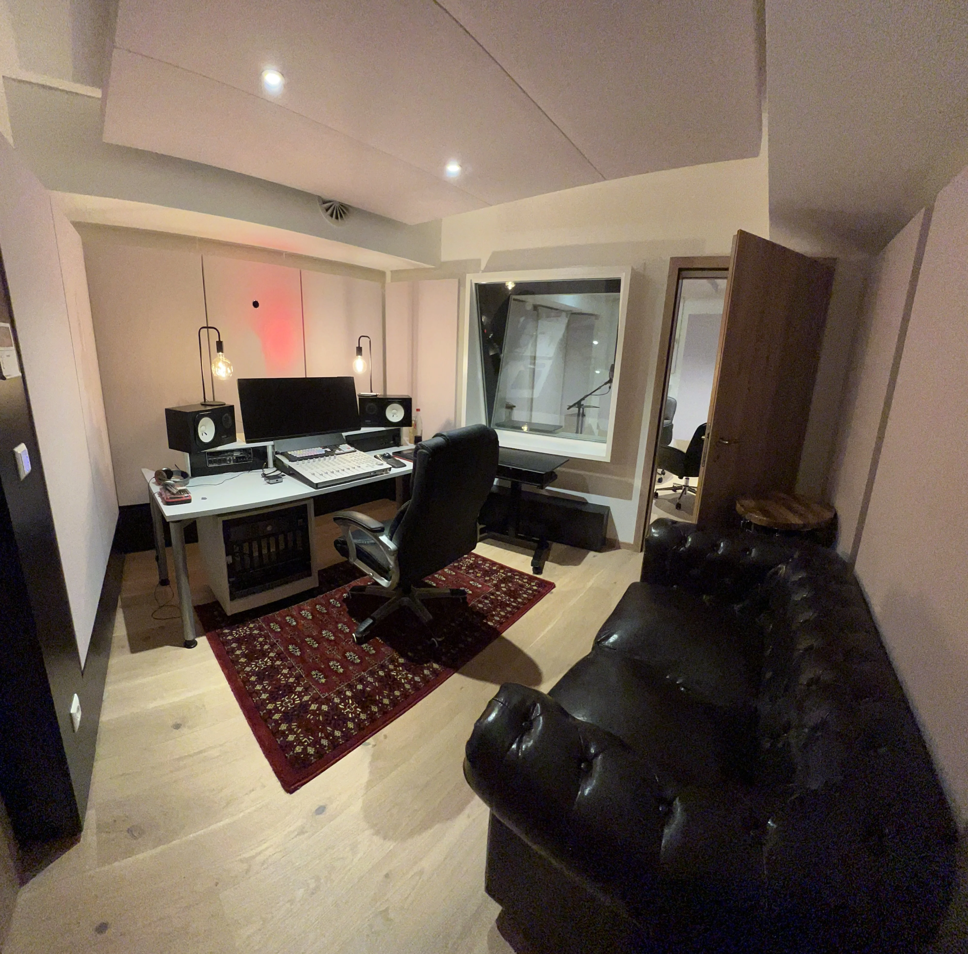 Studio 2 — Kompakt & Präzise